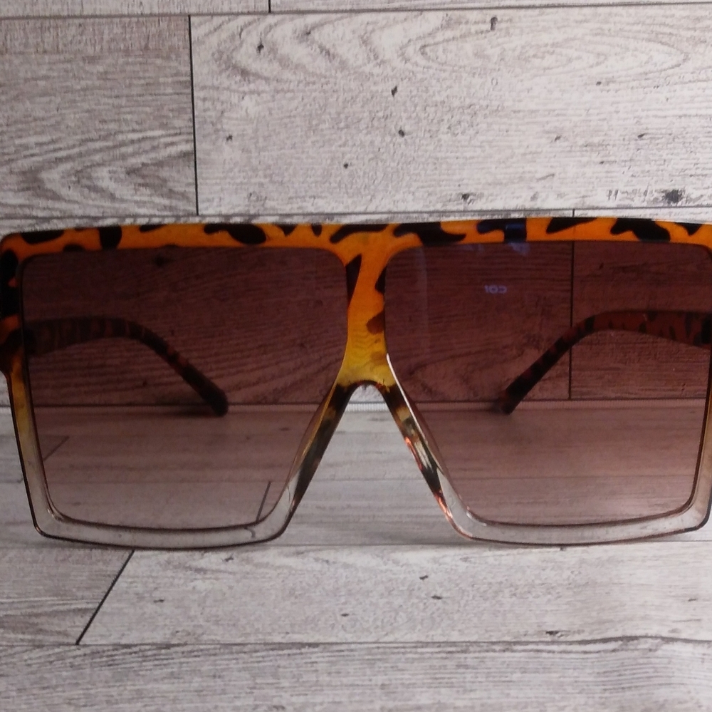 URATOT SUNGLASSES COMES WITH FREE BLACK CLOTH CASE AN CLASS CLOTH CLEANER